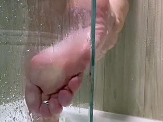 Lezlyan aka la_little_dancer_feet OnlyFans – SHOWER FOOT